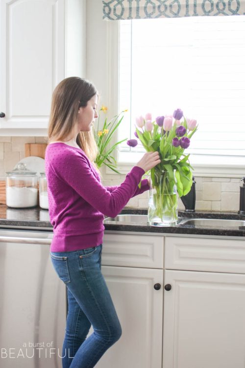 Spring flowers, like potted hydrangeas and daffodils and simple arrangements of tulips, are a pretty and inexpensive way to welcome spring into your home. Tour this bright and cheerful modern farmhouse, along with 16 other beautiful blogger homes in this stunning spring home tour | A Burst of Beautiful