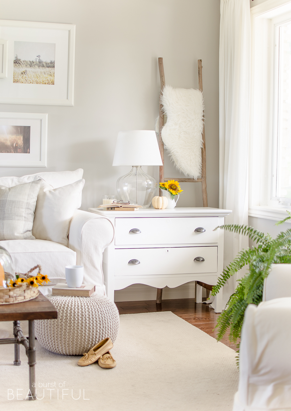 This beautiful modern farmhouse embraces fall with subtle hints of the season