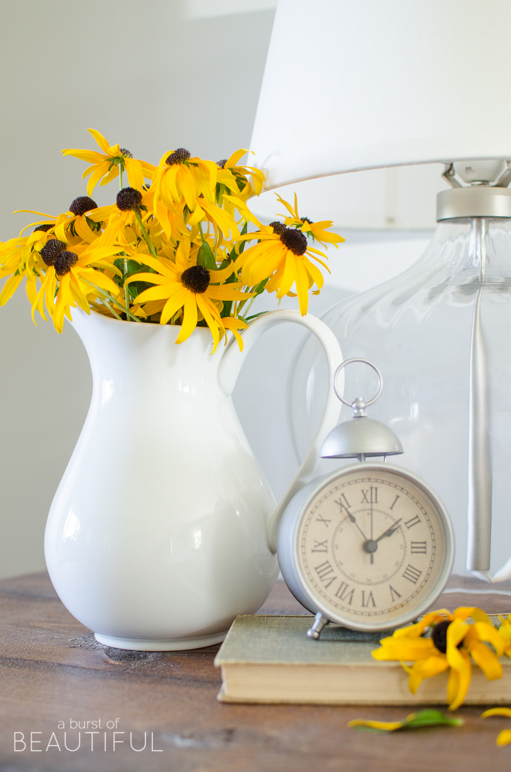 This beautiful modern farmhouse embraces fall with subtle hints of the season