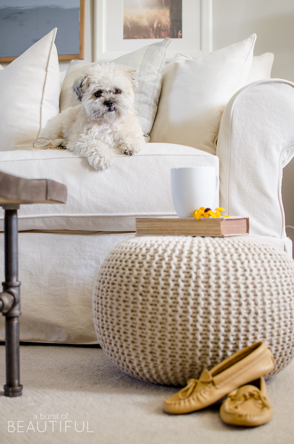 This beautiful modern farmhouse embraces fall with subtle hints of the season