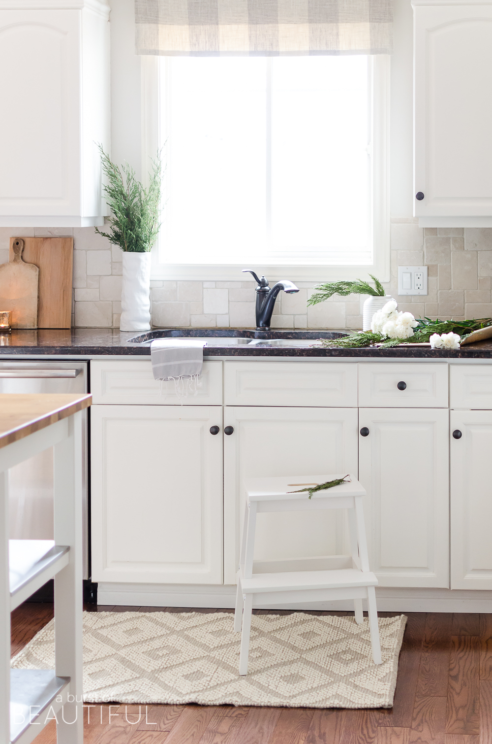 A simple Christmas kitchen with farmhouse charm
