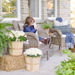 Create a cozy front porch this fall with these simple and easy fall decorating ideas.