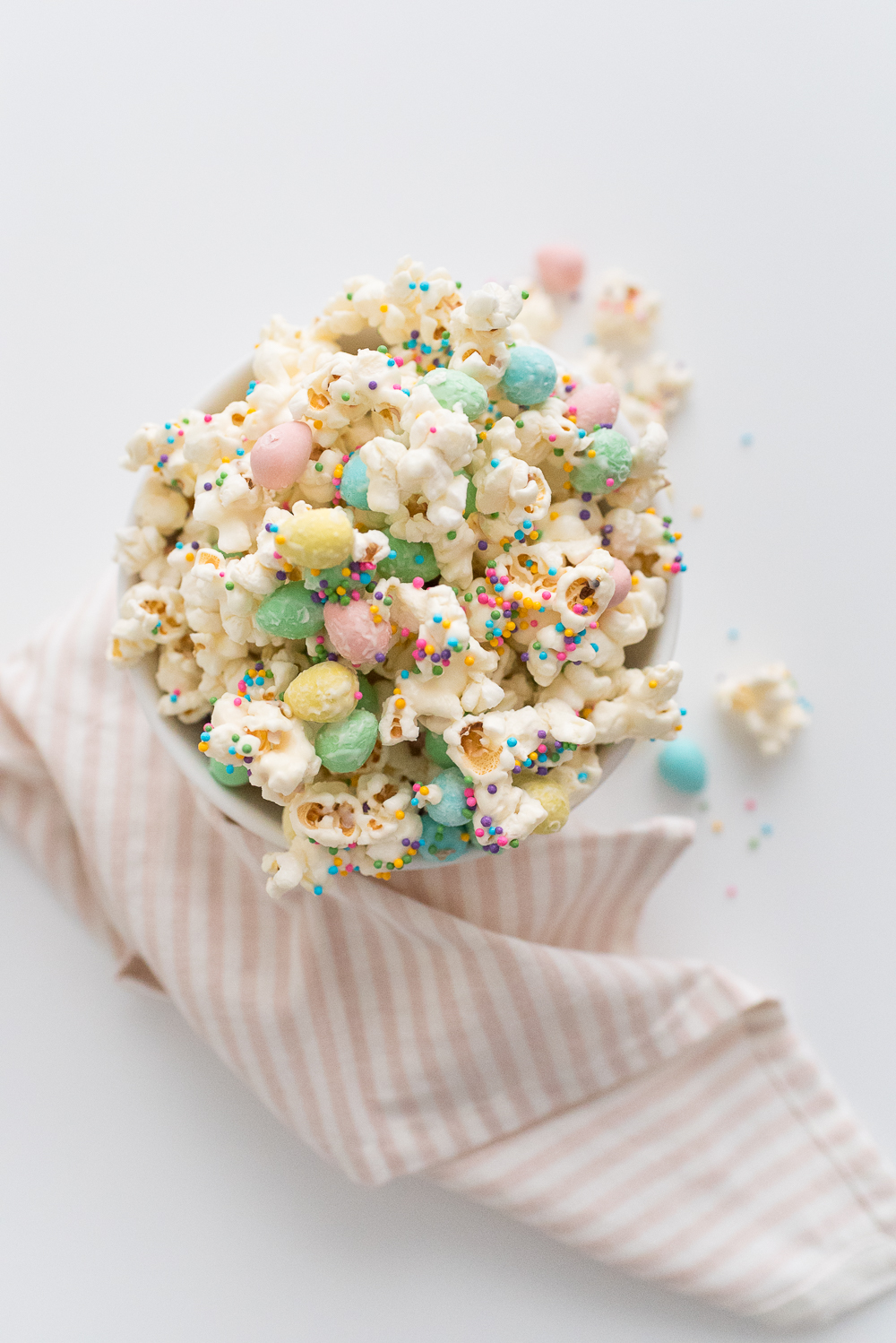 Popcorn drizzled in melted white chocolate and mixed with mini eggs and sprinkles is a fun and sweet treat for Easter, find the easy recipe here. 